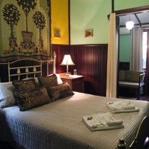 Queen Courtyard - Bedroom